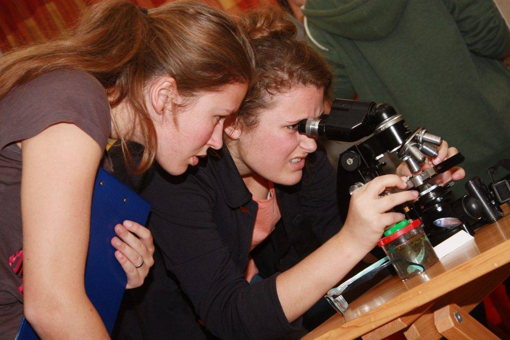 Dívky pracují s mikroskopem