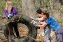 Dívky odklízí pneumatiku z přírody